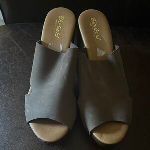 Taupe platform